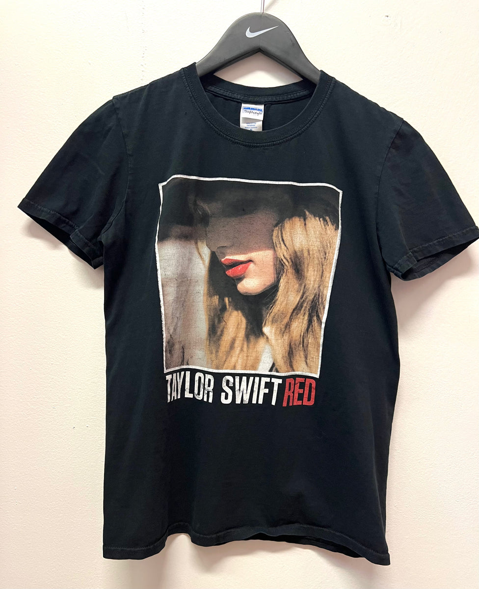 テイラー スイフト TAYLOR SWIFT RED T-shirt Amazon.com: Red Sitting Tee L : Clothing, Shoes & Jewelry